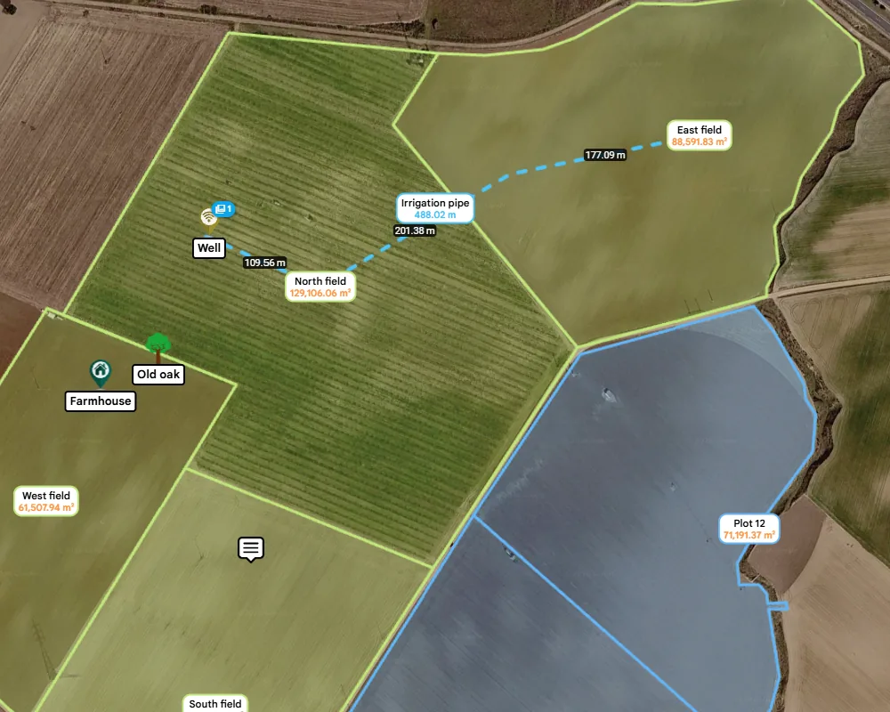Ein als Polygon umrandetes Feld mit Name und Fläche im Etikett