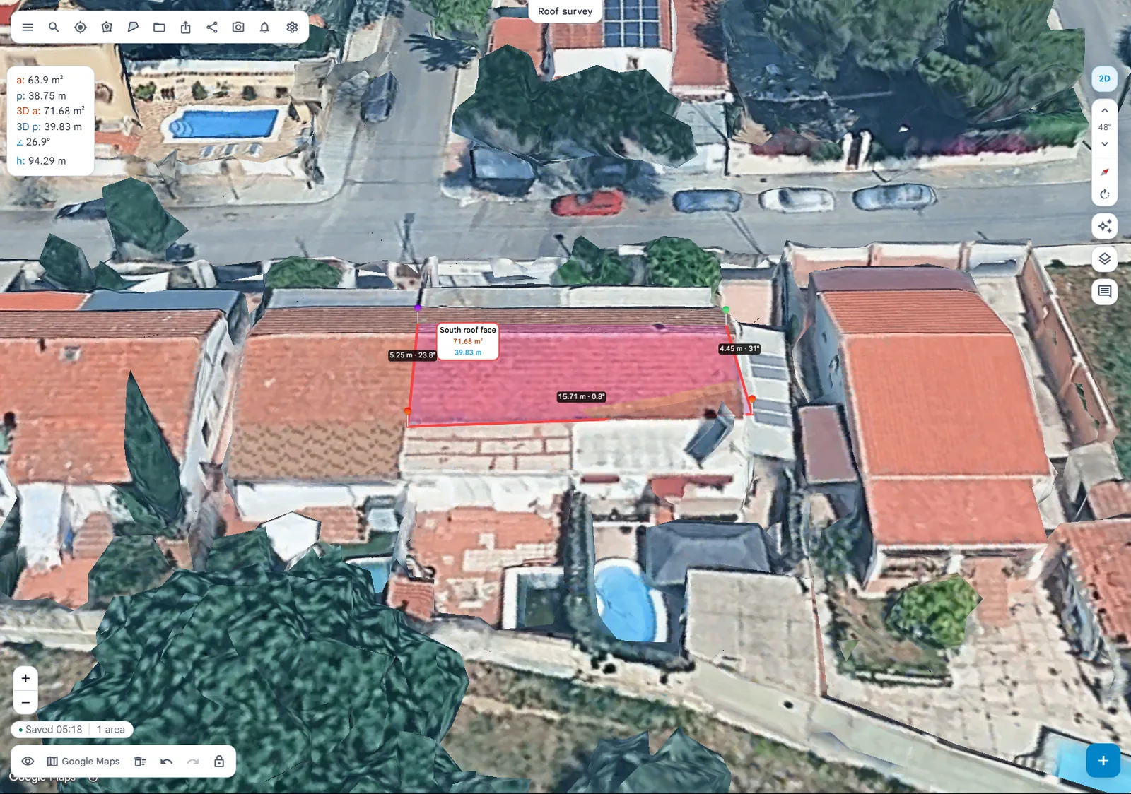 Die 3D-Ansicht mit einer entlang ihrer Neigung gemessenen Dachfläche und rechts den Schaltflächen zum Neigen, dem Kompass und der Schaltfläche zum Kreisen