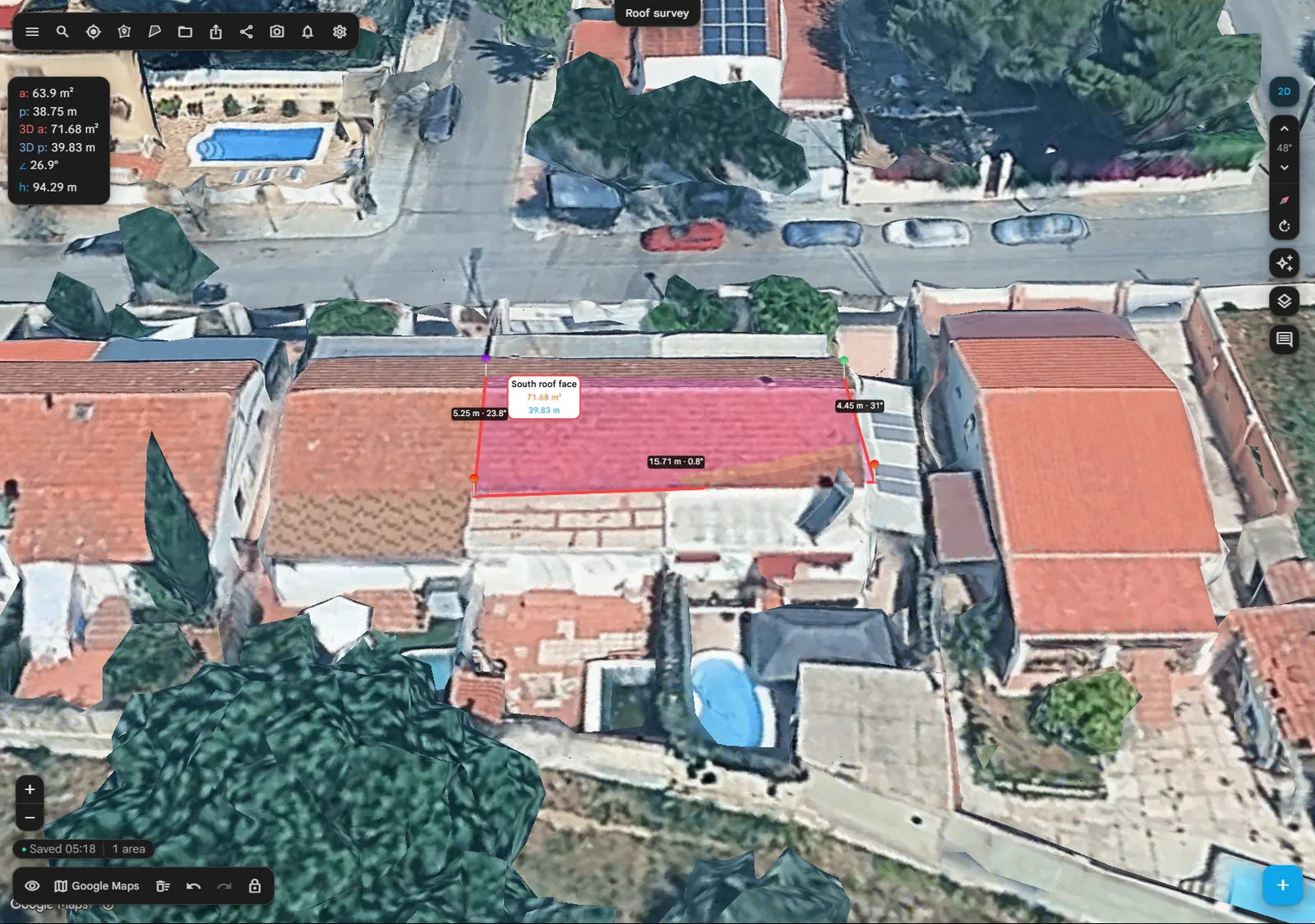 Die 3D-Ansicht mit einer entlang ihrer Neigung gemessenen Dachfläche und rechts den Schaltflächen zum Neigen, dem Kompass und der Schaltfläche zum Kreisen