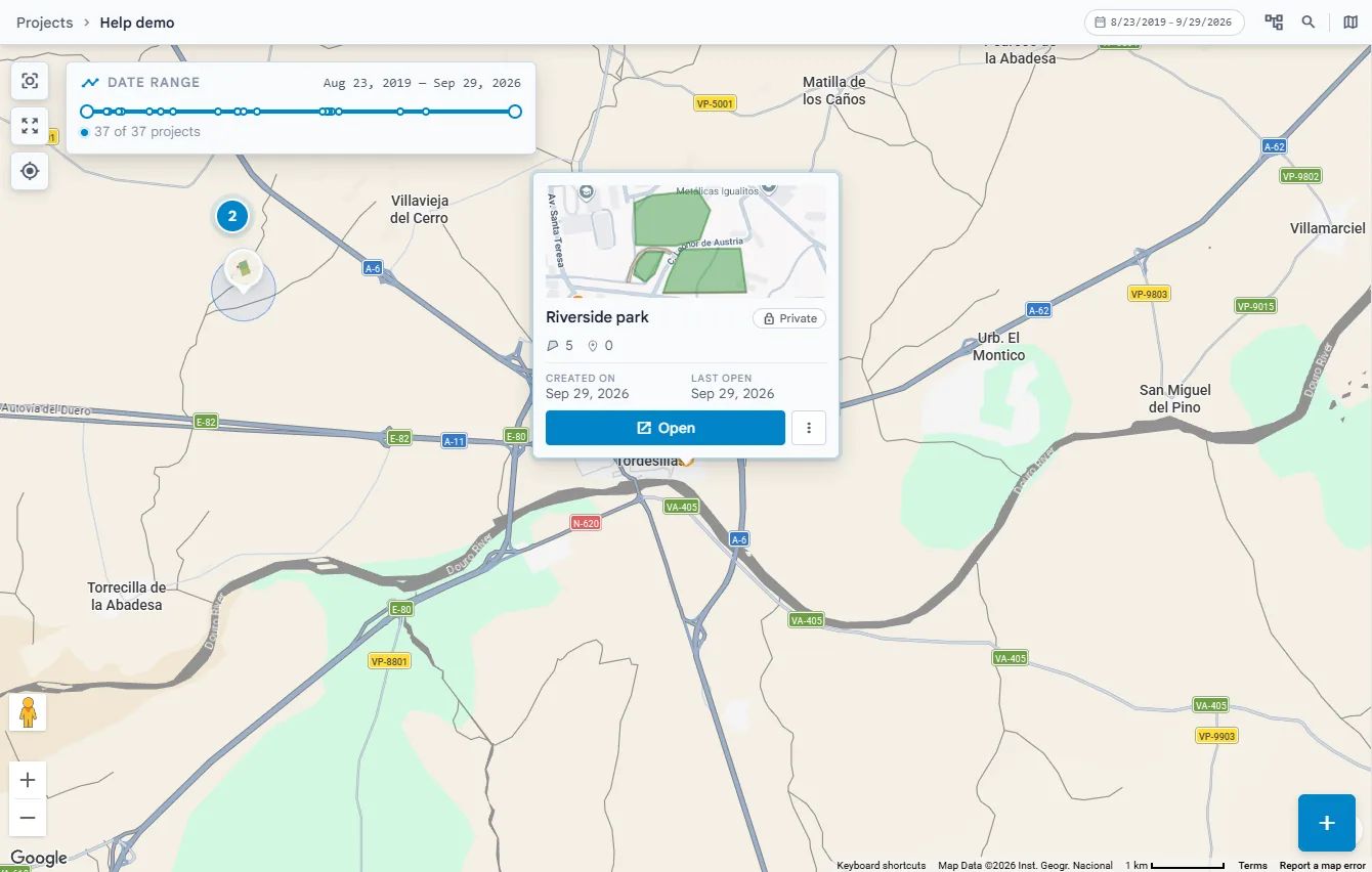 Die Kartenansicht mit Projekt-Clustern, der geöffneten Karte eines Projekts und dem Regler für den Datumsbereich